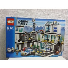 LEGO 7744 City Police Headquarters