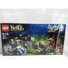 LEGO 9466  Monster Fighters The Crazy Scientist and His Monster